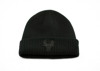 Mairis Briedis melnā ziemas cepure